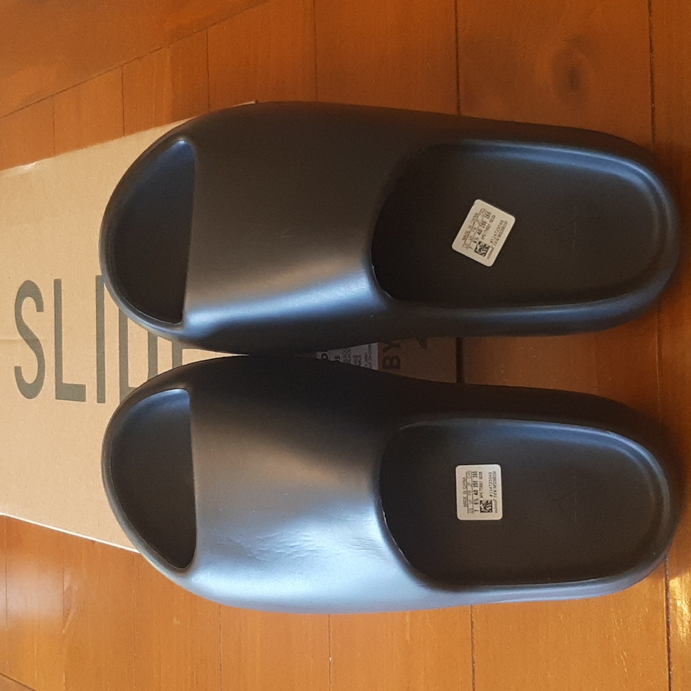 NEW IN BOX YEEZY SLIDES BLACK SIZE 7 MENS